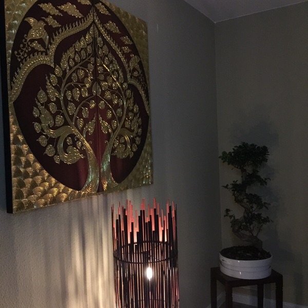 Goldenes Bodhi-Baum-Bild neben einem kleinen Bonsai