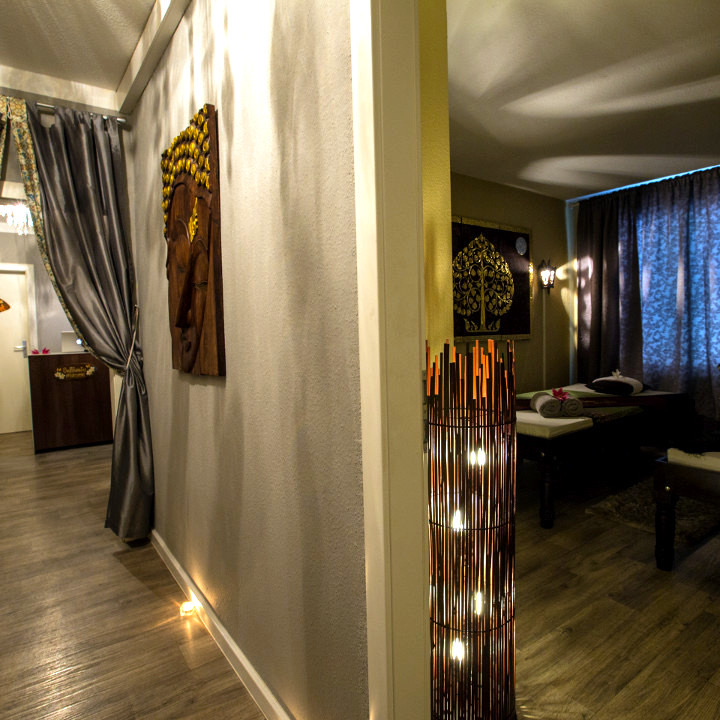 Flur im Studio mit Bodhi-Baum-Reliefs und Lampenlicht